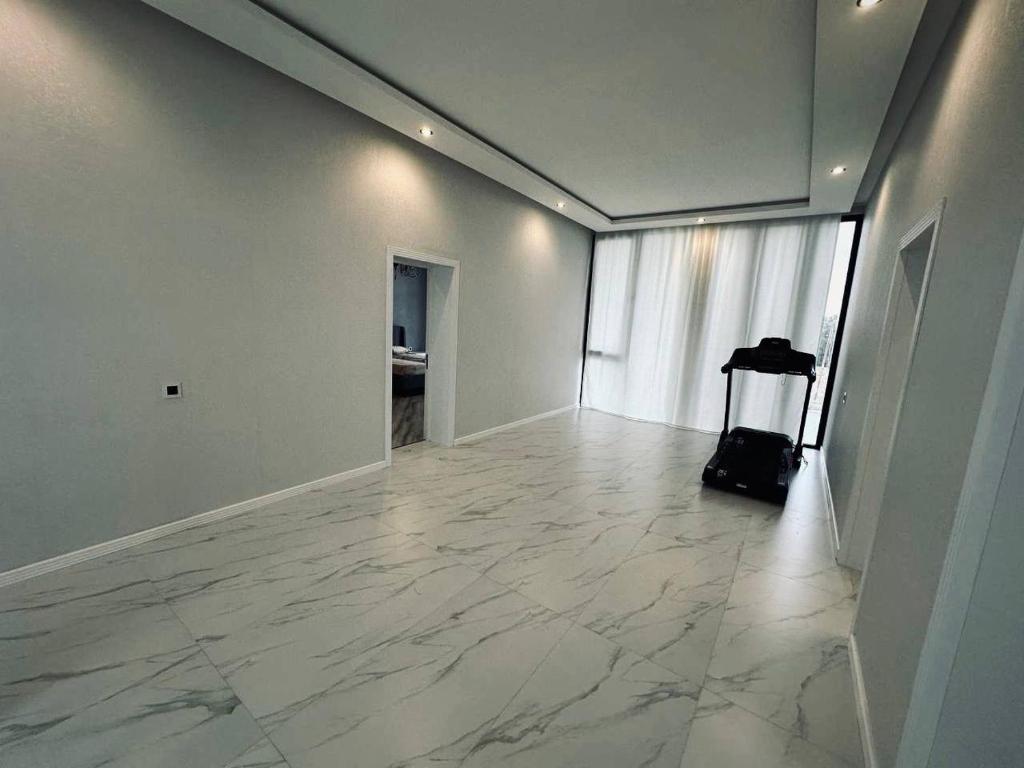 um quarto vazio com piso em mármore e uma mala em Villa Buzovna1 em Buzovna