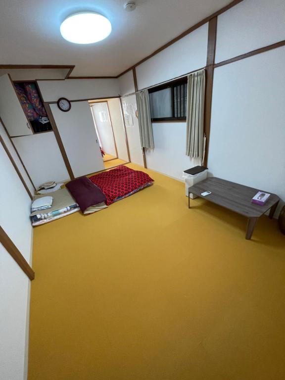 een kamer met een gele vloer aan het plafond bij AnNam Stay Osaka Airport in Toyonaka