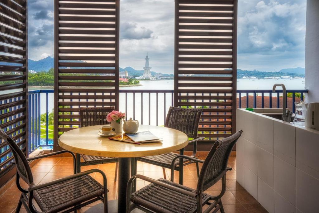 Balkón nebo terasa v ubytování Dayang Bay Resort Langkawi