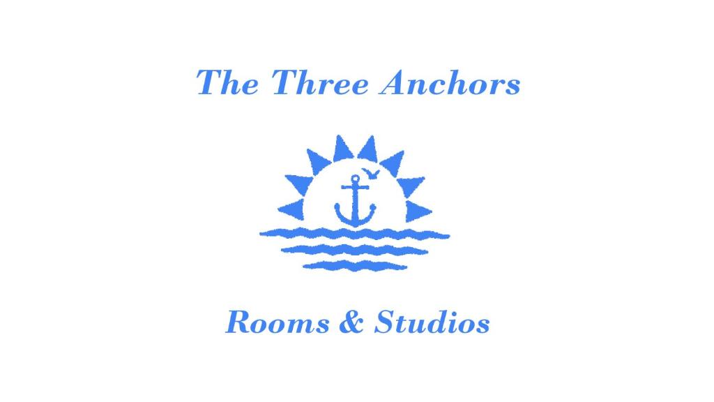 ein Logo für die drei Ankerplätze und Studios in der Unterkunft The Three Anchors Rooms in Emboríon