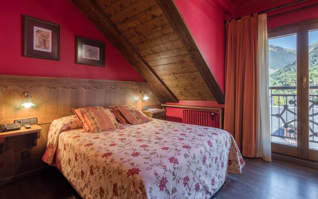 Postel nebo postele na pokoji v ubytování Hotel Aran La Abuela