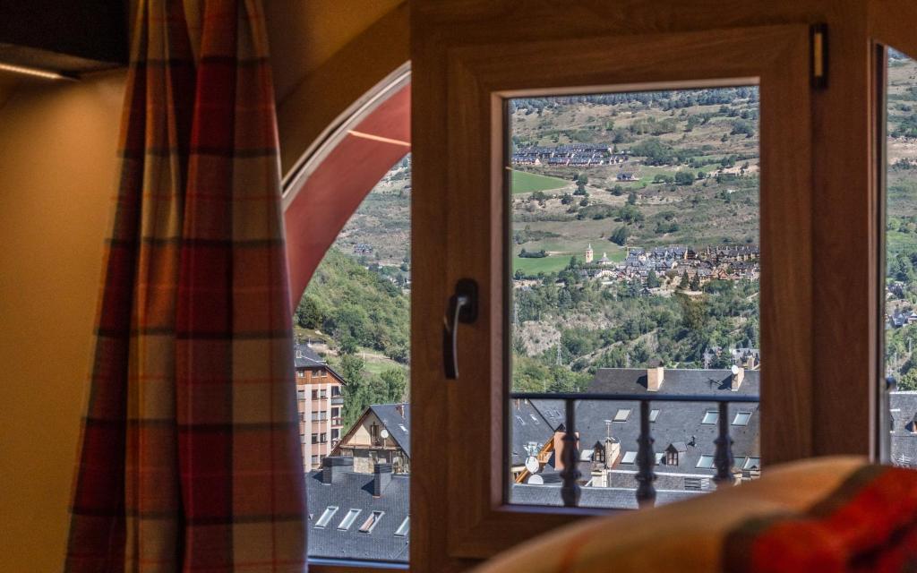 Nespecifikovaný výhled na hory nebo výhled na hory při pohledu z hotelu