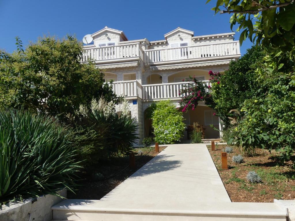 une grande maison blanche avec une passerelle dans l'établissement Villa Skoric, à Orebić