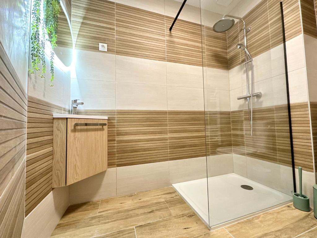 a bathroom with a shower with a glass door at Logement Entier au Centre Ville in Évreux