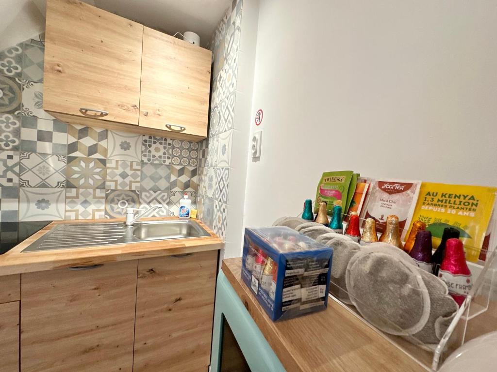 a small kitchen with a sink and a counter top at Logement Entier au Centre Ville in Évreux