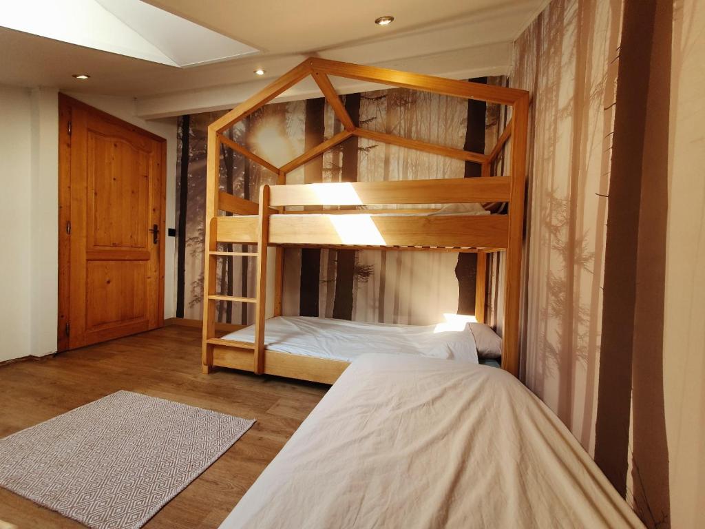 1 dormitorio con 1 litera en una habitación en Chalet Mésange, en Érezée