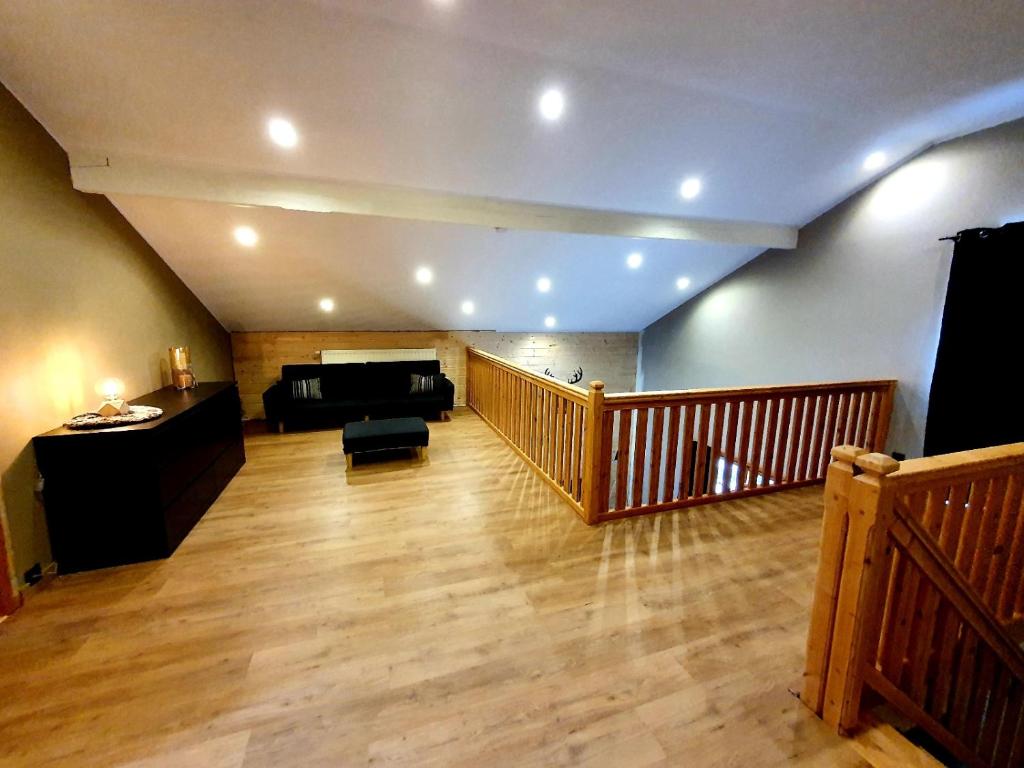 TV a/nebo společenská místnost v ubytování Chalet Mésange