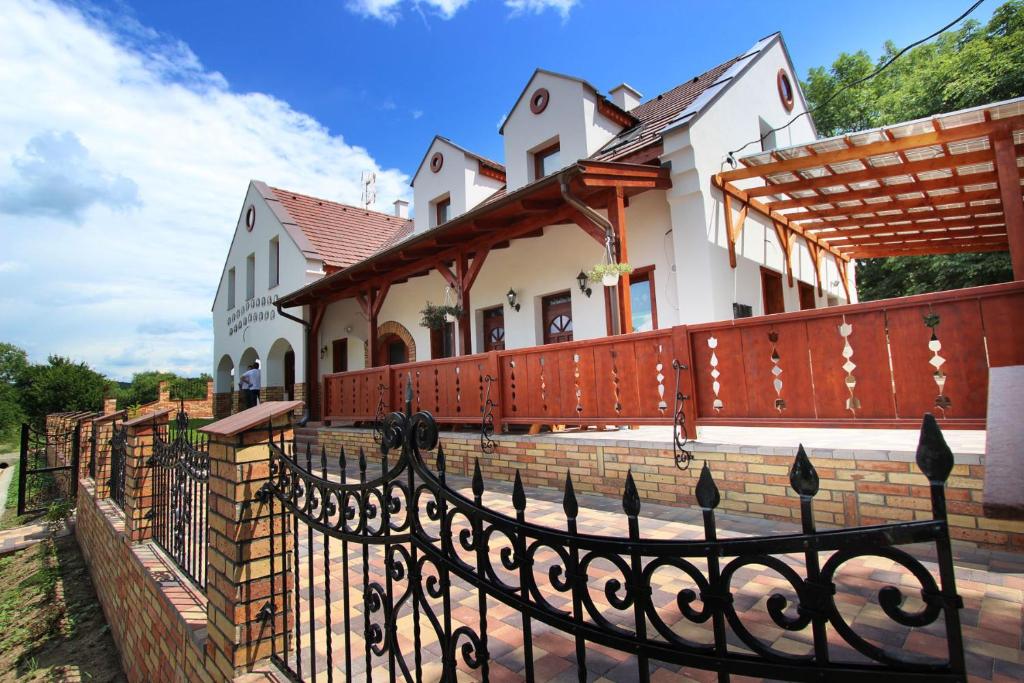 Gesztenyés Vendégház - Housity