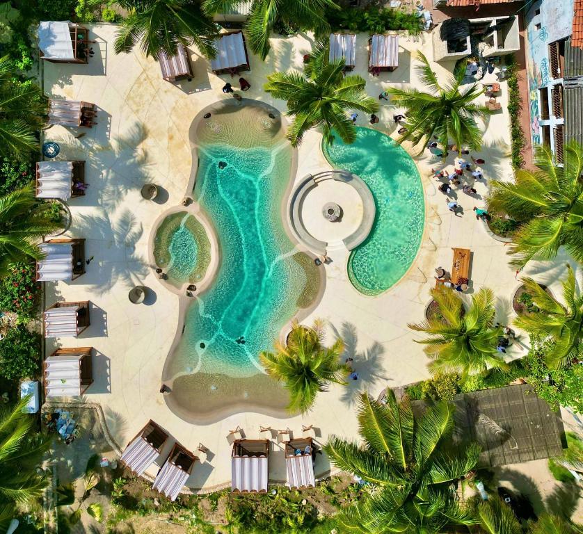 una vista aérea de una piscina del complejo con palmeras en Palmarito Beach Hotel, en Tierra Bomba