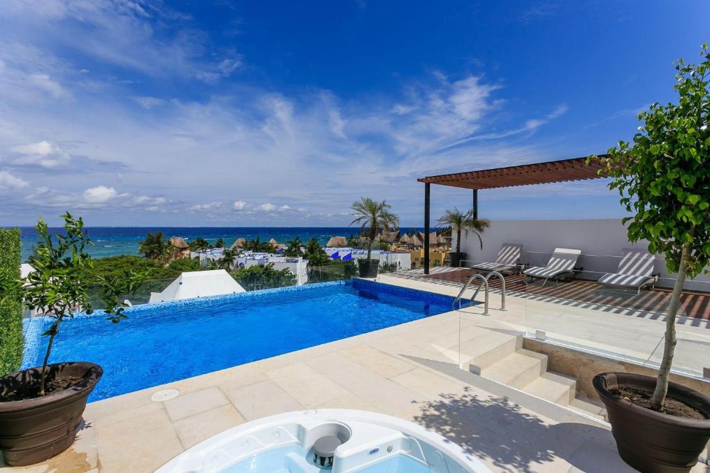una piscina con vista sull'oceano di Menesse-2bedrooms-PerfectSpot steps to the ocean a Playa del Carmen