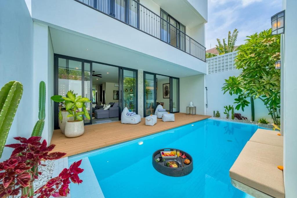 650m to Perenenan beach! Lux 4bd villa with rooftop, Canggu (updated ...