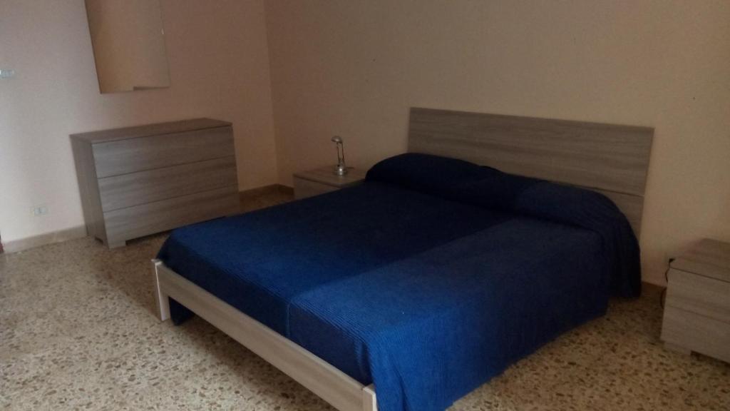 ガリポリにあるGallipoli Lungomareのベッドルーム1室(青い毛布付きのベッド1台付)
