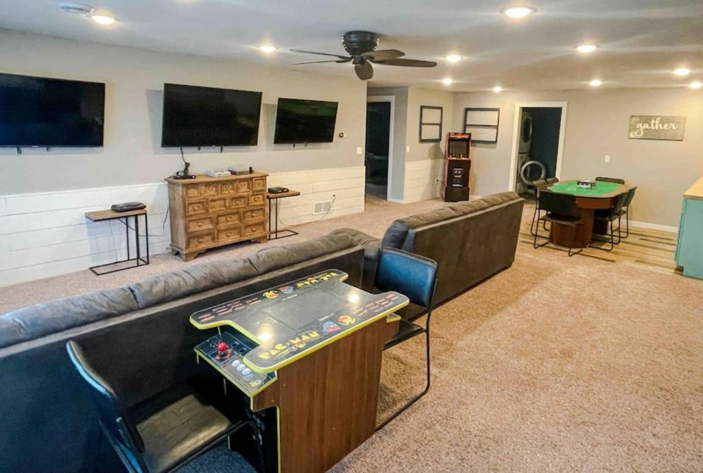 sala de estar con sofá y mesa de ping pong en Rooftop Deck Hot Tub Steam Shower Arcade Game 4car Garage Chefs Kitchen, en Spearfish
