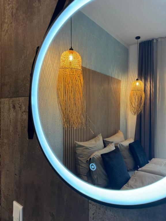 specchio con divano in camera di H-36 RESIDENCE 1.2 a Coblenza
