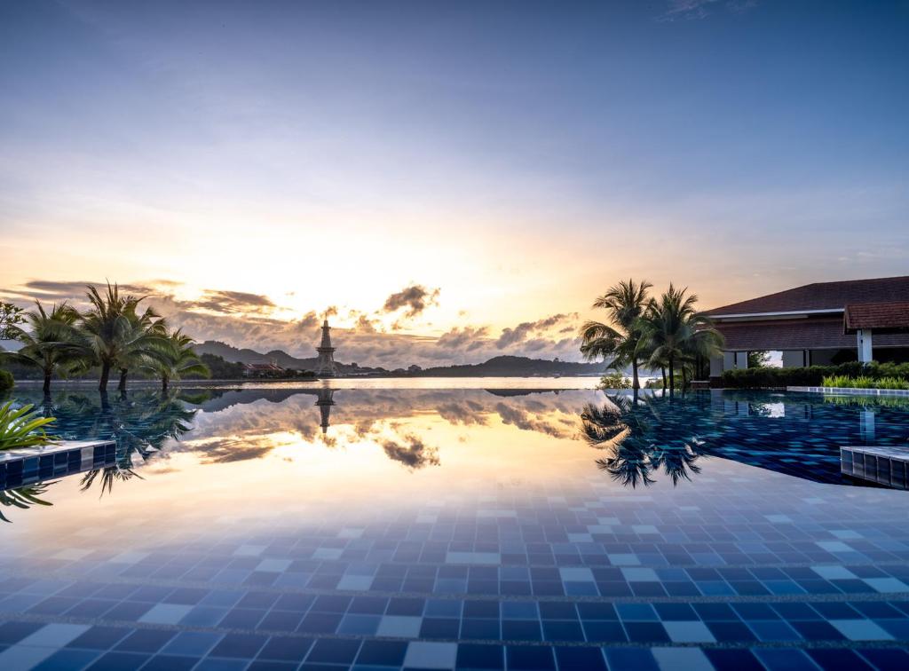 Bazén v ubytování Dayang Bay Resort Langkawi nebo v jeho okolí