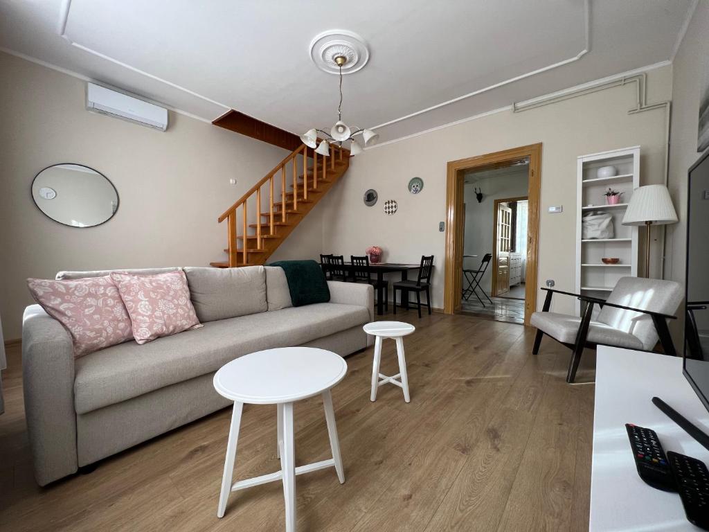 ein Wohnzimmer mit einem Sofa und einem Tisch in der Unterkunft Klimó apartment in Pécs