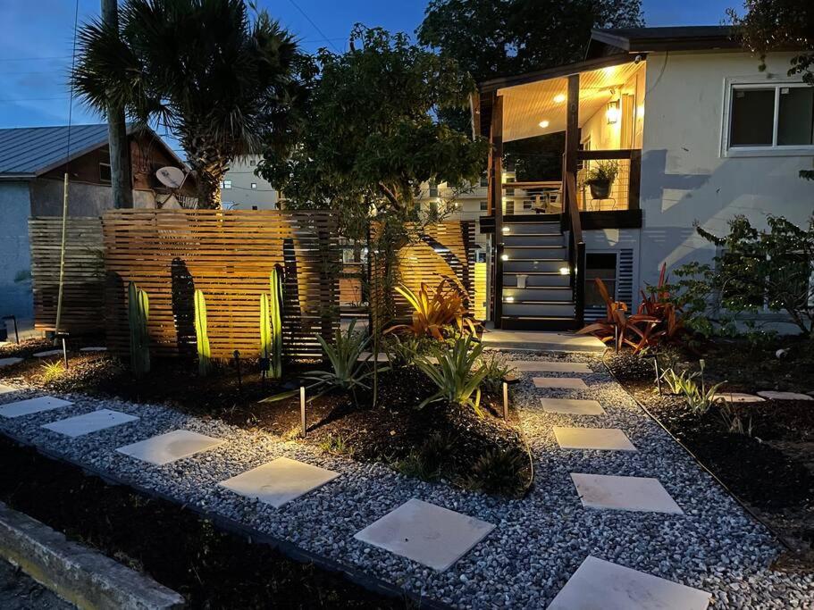 een tuin met een huis met een loopbrug bij Shares Courtyard Luxury Apt - NEW! in Rockledge