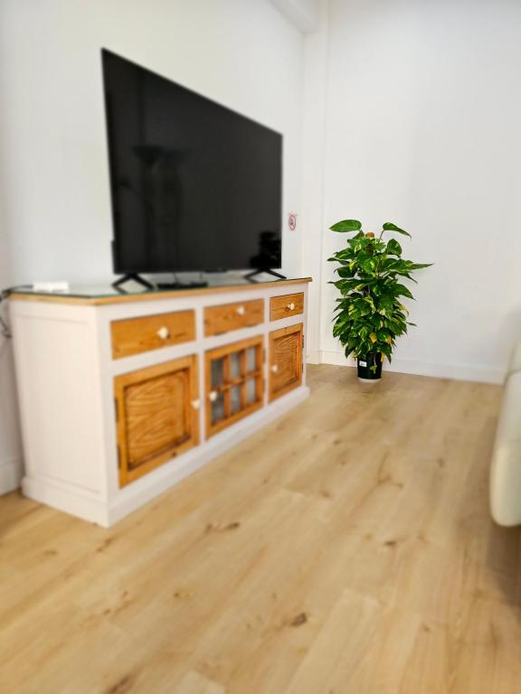 Televízia a/alebo spoločenská miestnosť v ubytovaní Exclusivo apartamento cerca de la playa