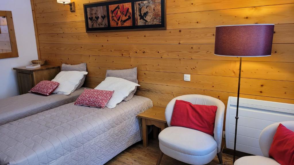 1 dormitorio con 2 camas, mesa y sillas en Crocus Résidence Cybele en Brides-les-Bains