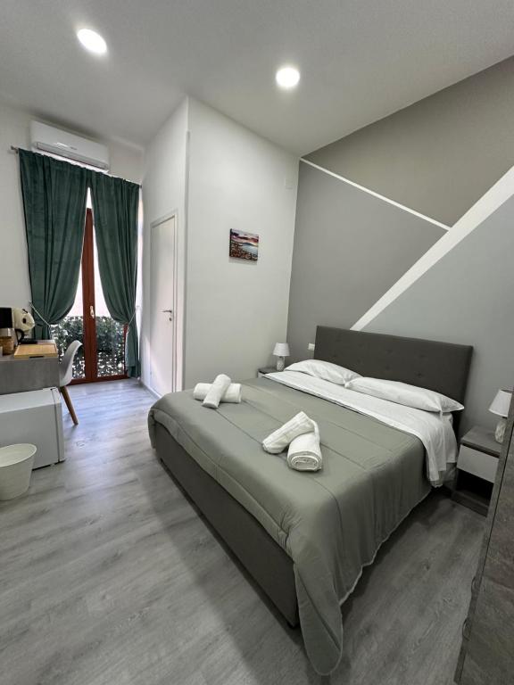 une chambre avec un grand lit avec deux serviettes dessus dans l'établissement Garibaldi guest house, à Naples