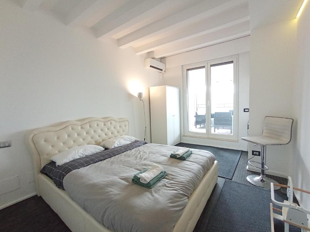 Postel nebo postele na pokoji v ubytování FrenzHouse - Terraced Apartment close to Rho Fiera and San Siro