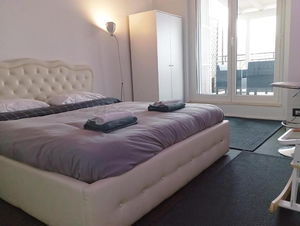 Postel nebo postele na pokoji v ubytování FrenzHouse - Terraced Apartment close to Rho Fiera and San Siro