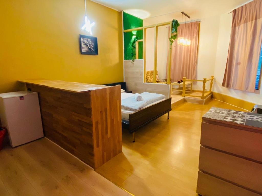 Zimmer mit einem Bett und einer Badewanne in der Unterkunft Nancy Gare: Appartement de 45 m2 in Nancy