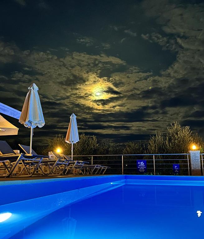 Bazén v ubytovaní Valentino Villas & Apartments alebo v jeho blízkosti