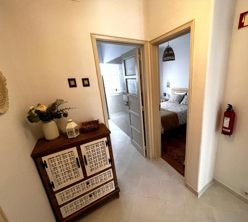 un pasillo con una puerta que conduce a un dormitorio en Guiki House en Lisboa
