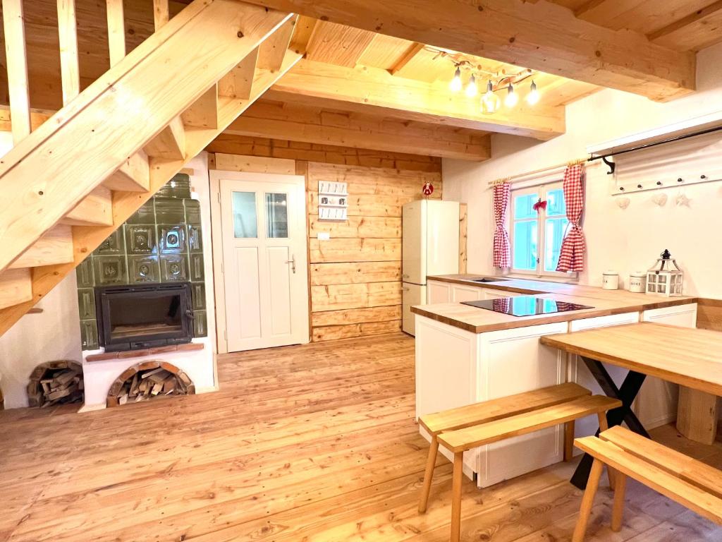 Kuchyň nebo kuchyňský kout v ubytování Santova roubenka
