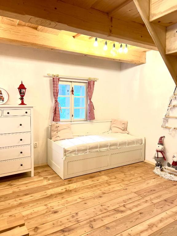 Postel nebo postele na pokoji v ubytování Santova roubenka