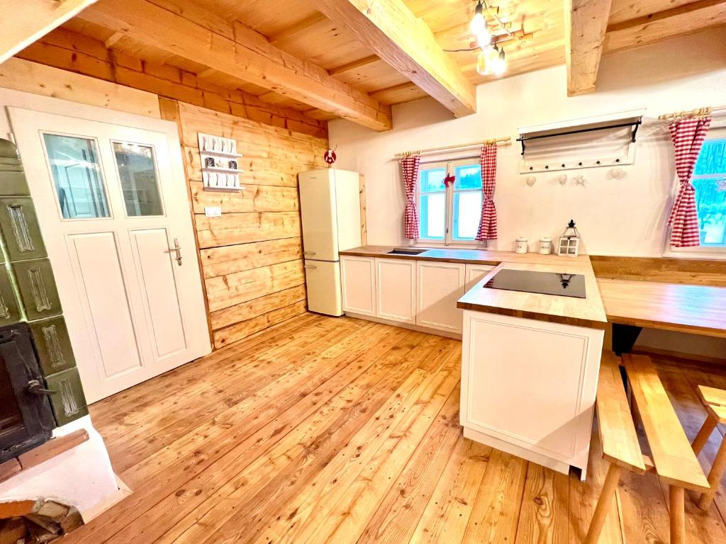Kuchyň nebo kuchyňský kout v ubytování Santova roubenka