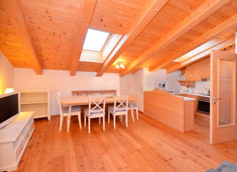een keuken en eetkamer met een tafel en stoelen bij Housetirol in Niederolang