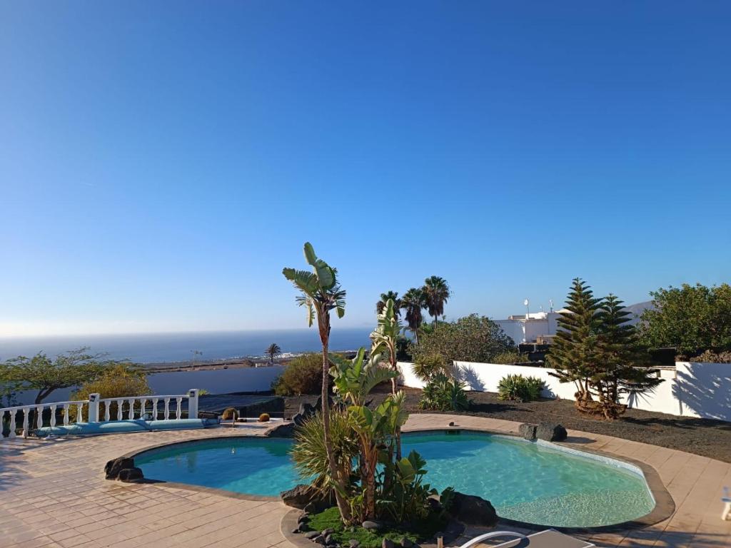 Hồ bơi trong/gần Wonderful country villa with amazing sea view