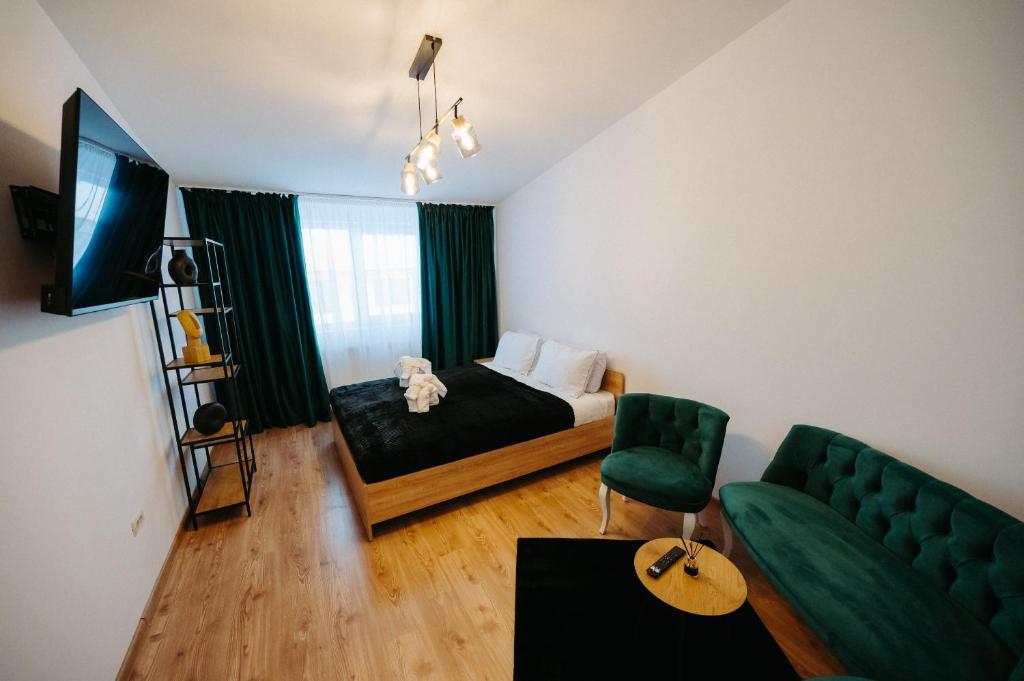 um quarto com uma cama e um sofá verde em Modern Loft em Suceava