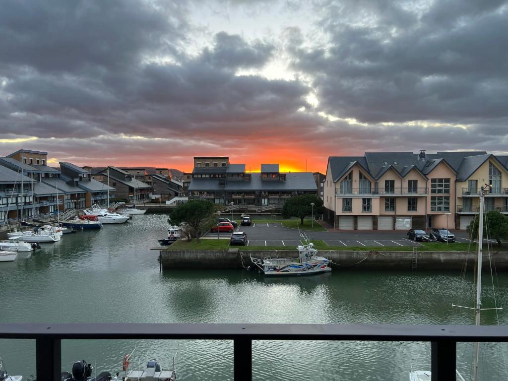 - une vue sur une rivière avec des bateaux dans une ville dans l'établissement Refuge des pirates, à Deauville
