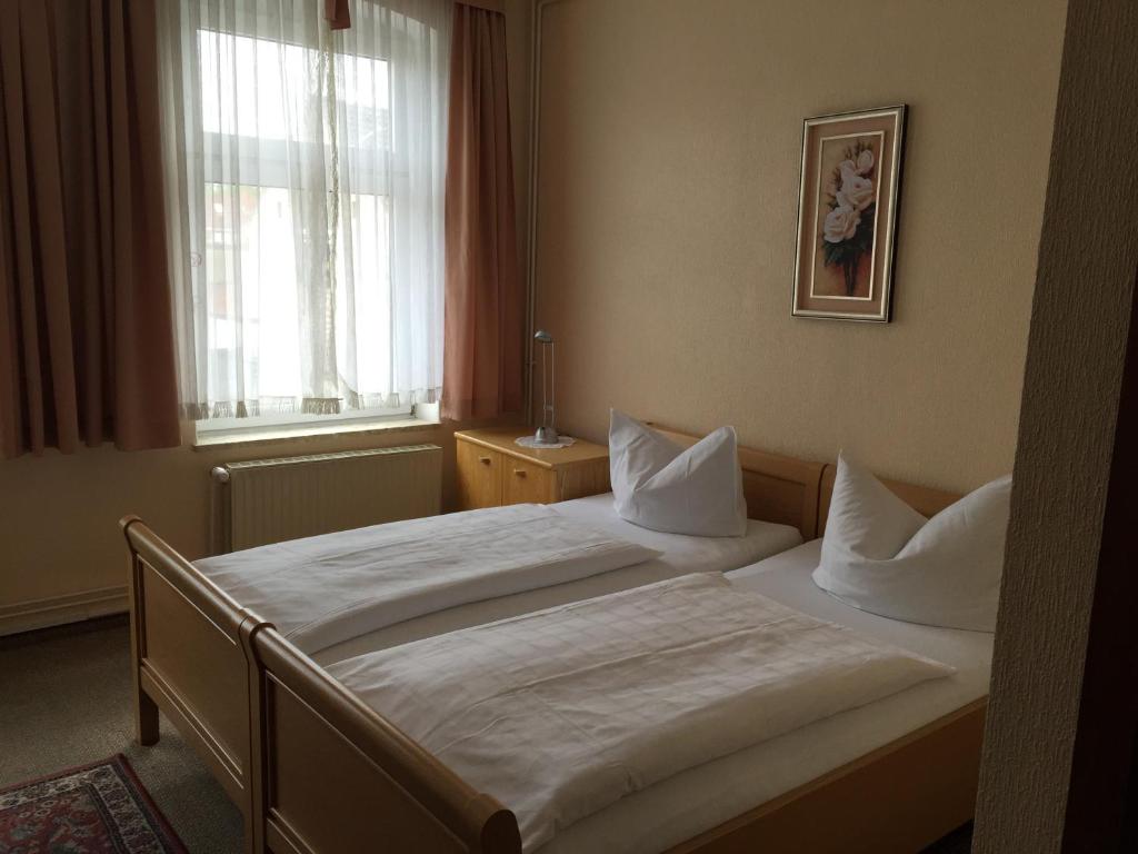 Postel nebo postele na pokoji v ubytování Hotel Grüner Kranz