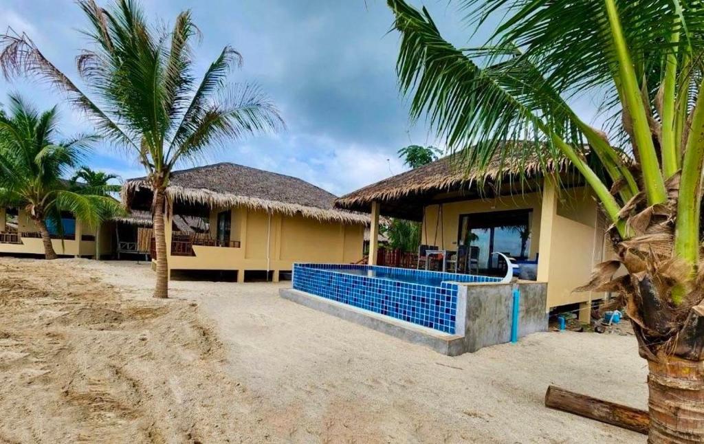Bazén v ubytování Absolute Beachfront Resort nebo v jeho okolí