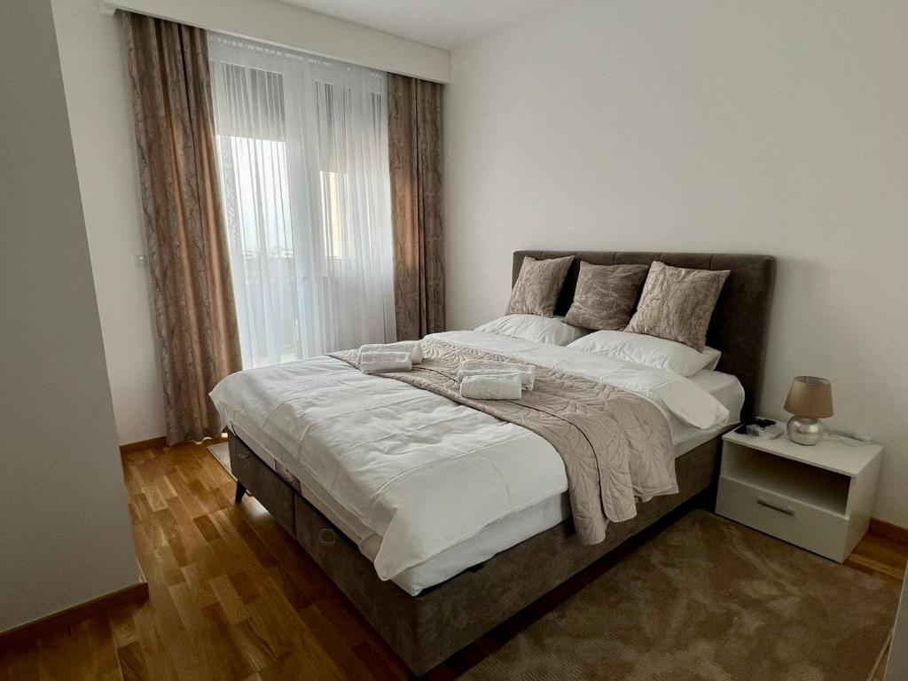 Postel nebo postele na pokoji v ubytování Wolf Gray apartman Sarajevo
