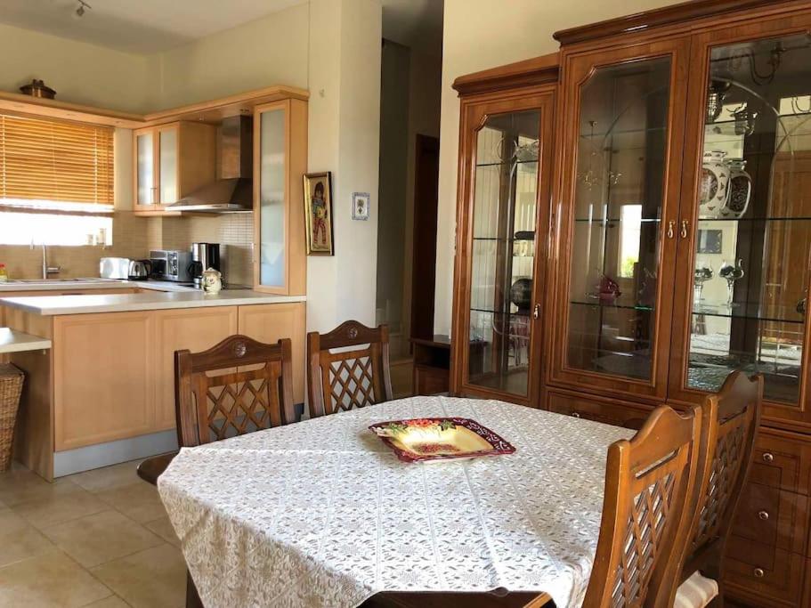 ein Esszimmer mit einem Tisch und einer Küche in der Unterkunft Elegant Maisonette 