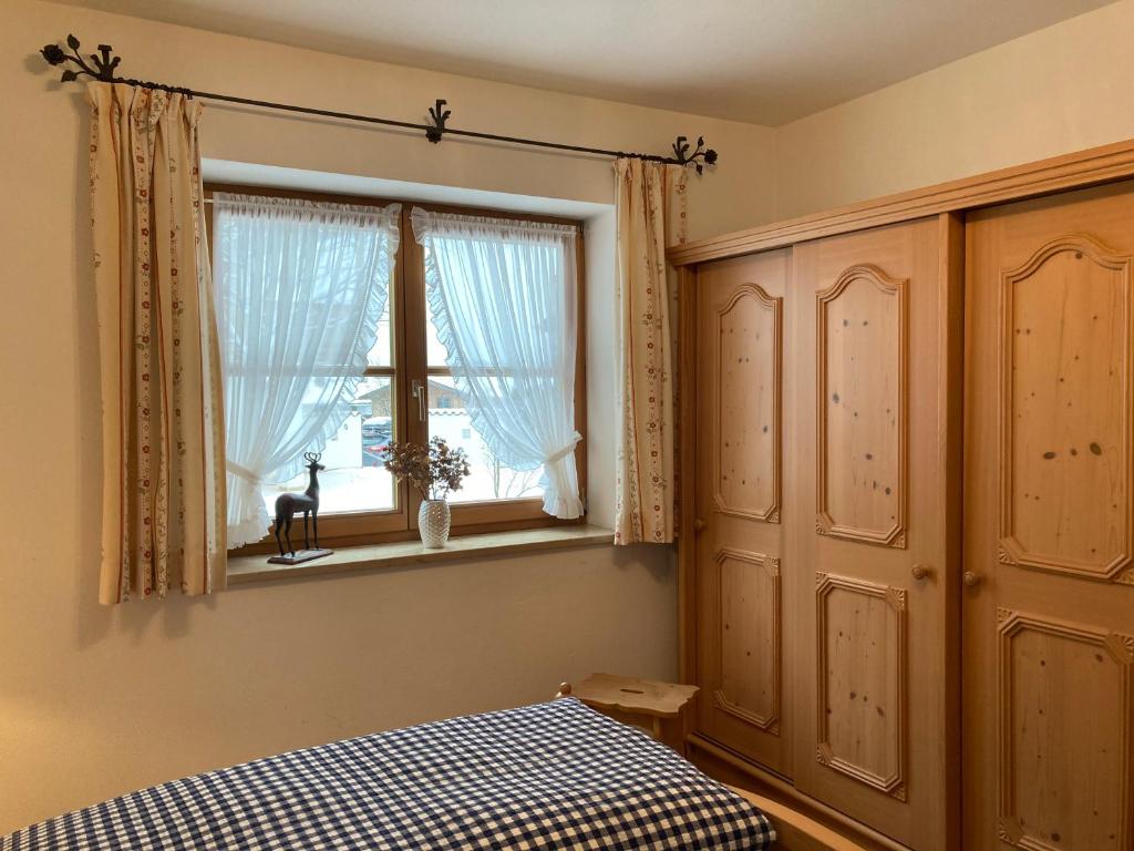 a bedroom with a bed and a window at Ferienwohnungen LARA Wohnung 1 in Wallgau