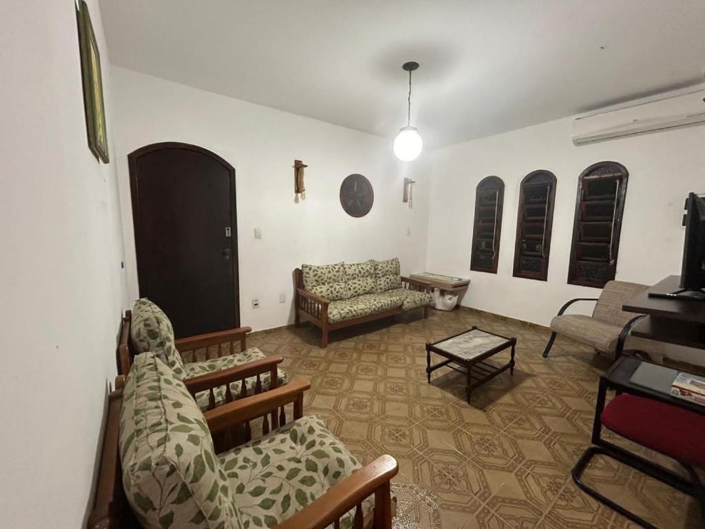 - un salon avec un canapé et une table dans l'établissement Casa na praia, à Bertioga