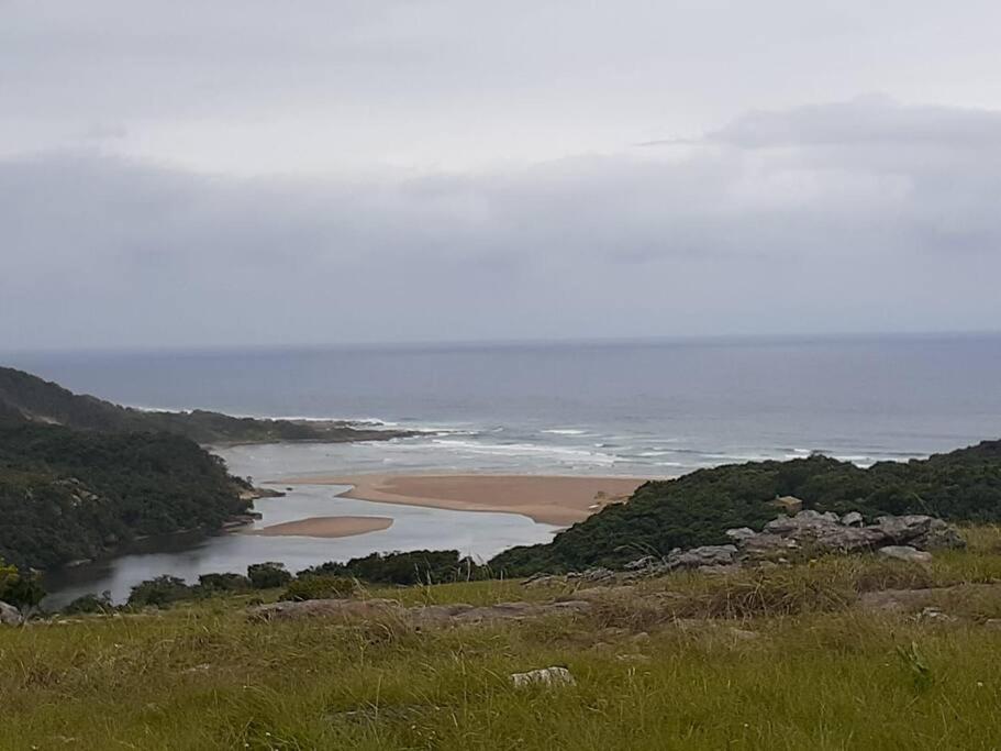 Blick auf den Strand von einem Hügel mit dem Meer in der Unterkunft Kwa Flats-Emaweni in Lusikisiki
