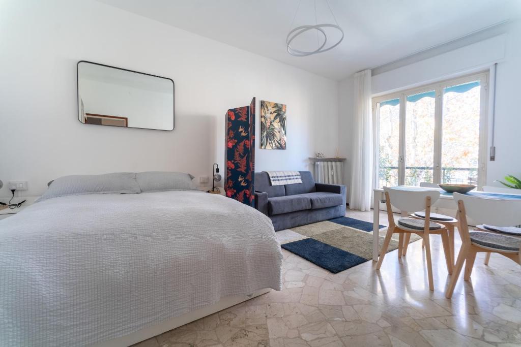貝加莫的住宿－Casa Vacanze Giulio Cesare，白色卧室配有床和桌椅