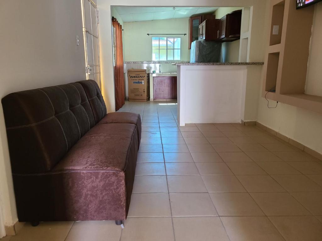 a living room with a couch and a kitchen at Casa en Residencial Altos de Ciudad pacifica in San Miguel