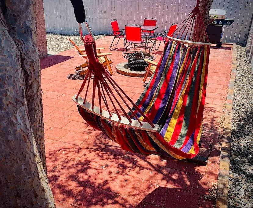 een hangmat is vastgebonden aan een boom op een patio bij Your Downtown Cozy Studio With Backyard Unit C in Phoenix