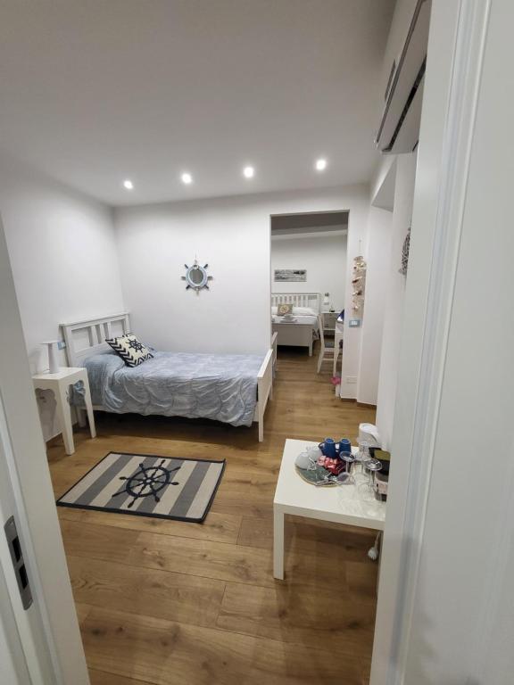 1 dormitorio con 1 cama y 1 mesa en una habitación en Affittacamere Il Timone en Corniglia