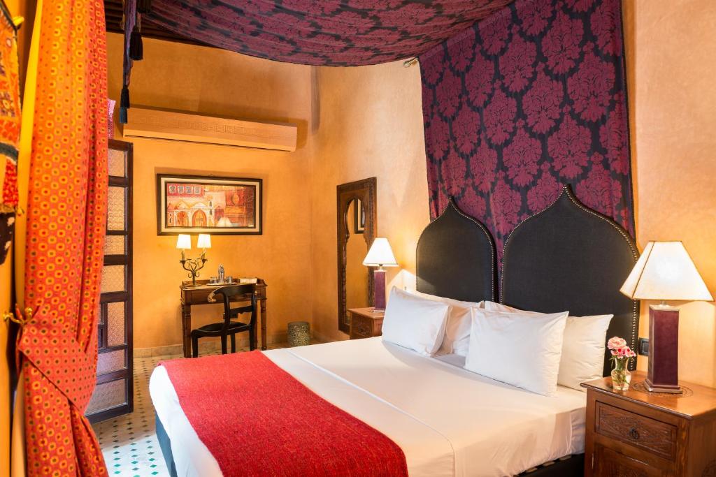 Postel nebo postele na pokoji v ubytování Algilà Fes Riad Medina Charme Hotel