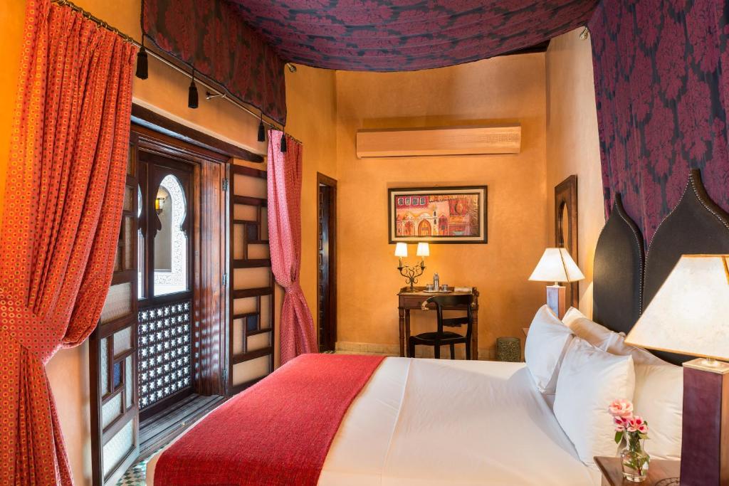 Postel nebo postele na pokoji v ubytování Algilà Fes Riad Medina Charme Hotel