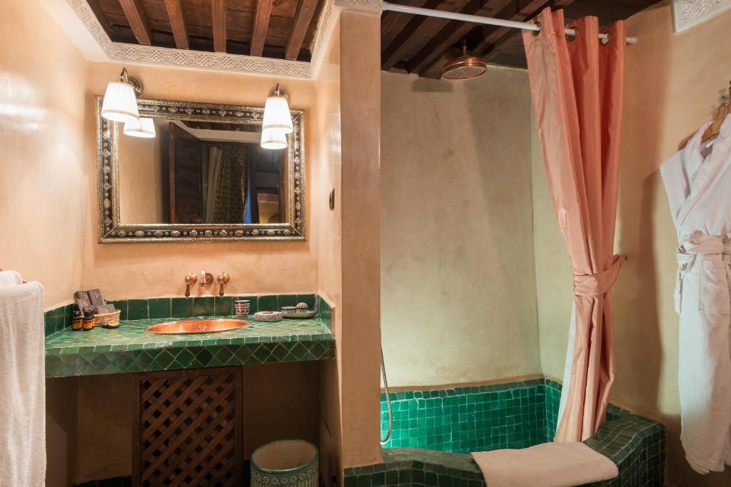 Koupelna v ubytování Algilà Fes Riad Medina Charme Hotel